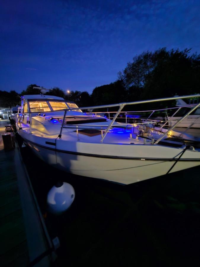 Rhapsody In Blue Hotell Chertsey Exteriör bild