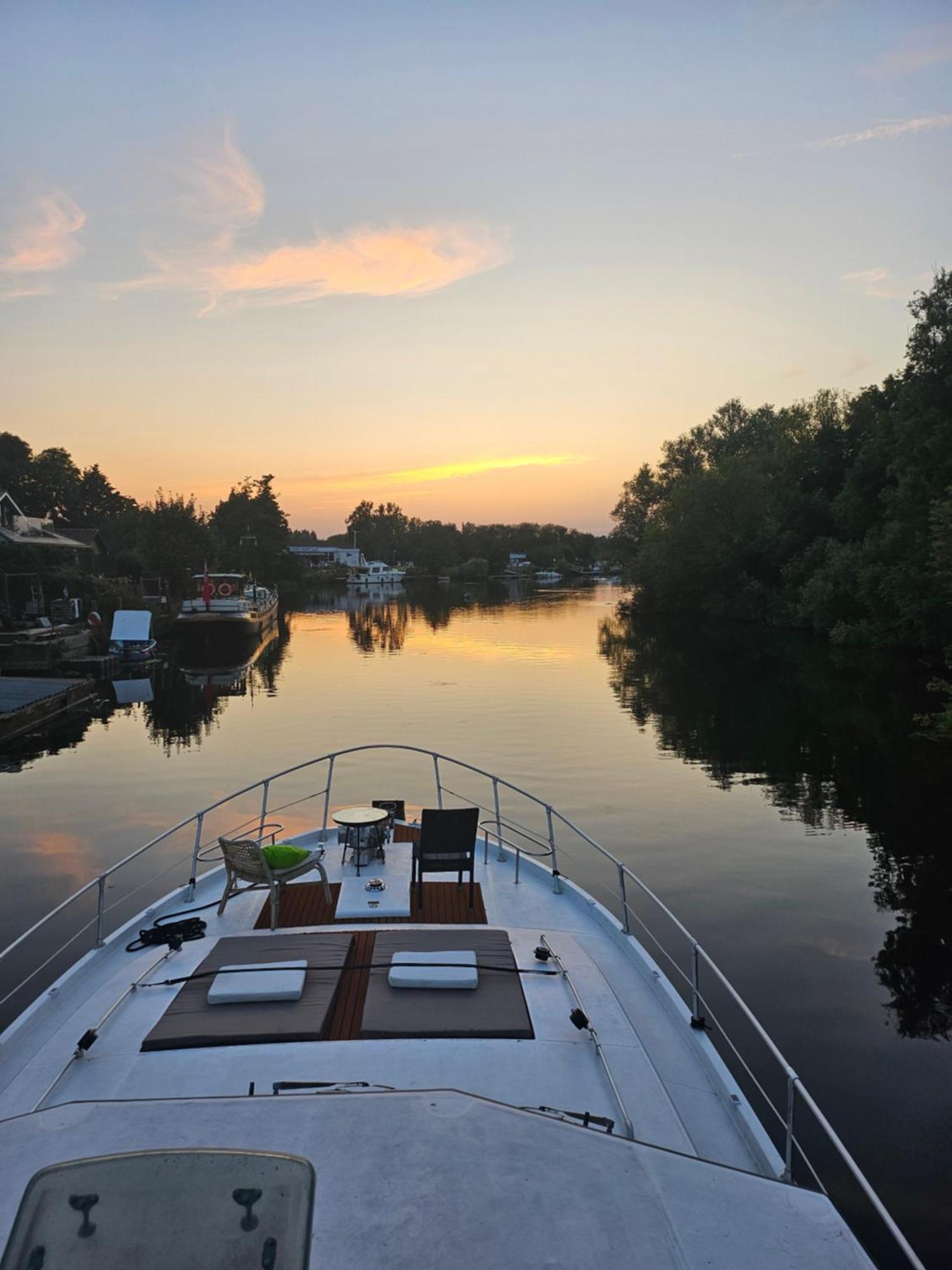 Rhapsody In Blue Hotell Chertsey Exteriör bild